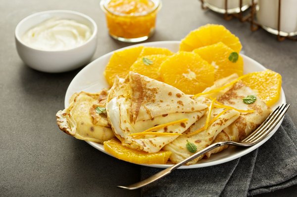 Comment faire des crêpes aux épinards avec une sauce béchamel légère ?